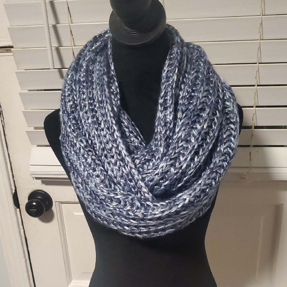 Vincent Pradier Chic Blue Knit Infinity Scarf